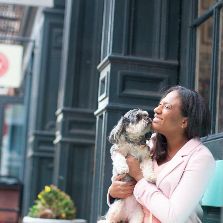 L'entreprise de chiens noirs de Leela Ryan
